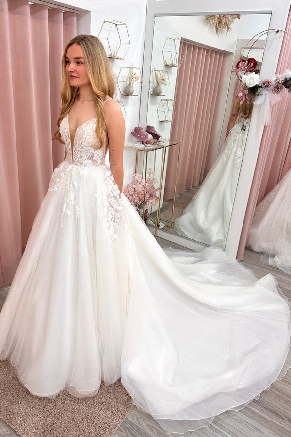 Brautkleid mit Spitze und Schleppe