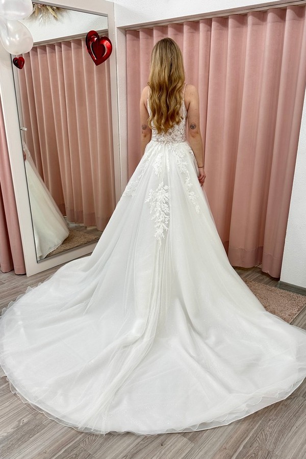 Brautkleid mit Spitze und langer Schleppe