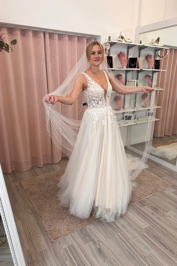 Brautkleid von Bianco Evento verspielt