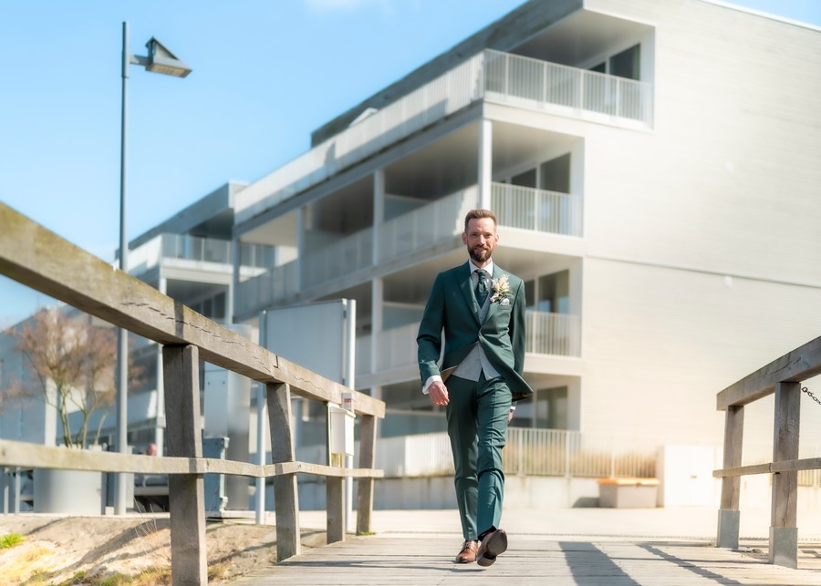 Herren 32 Mann in grünem Anzug Hochzeit