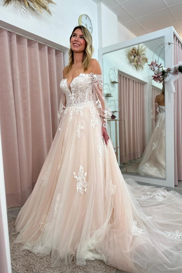 Brautkleid romantisch mit abnehmbaren Ärmeln