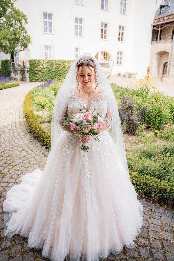 Curvy Braut im Tüllbrautkleid von Tres Chic