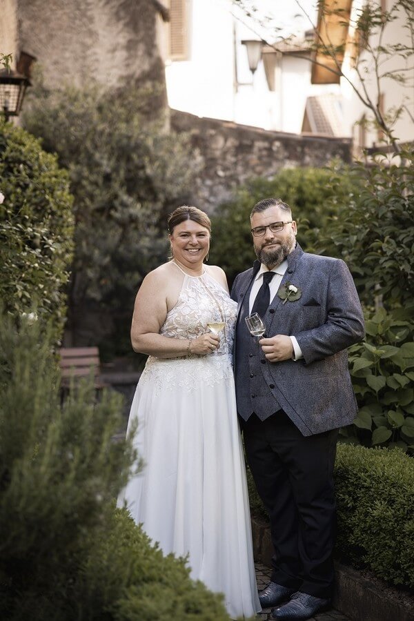 Bräutigam in Übergröße trägt eleganten Hochzeitsanzug mit Stehkragen von Tziacco und langer Hose – stilvolle Herrenmode bis 7XL bei Biancas Brautmoden