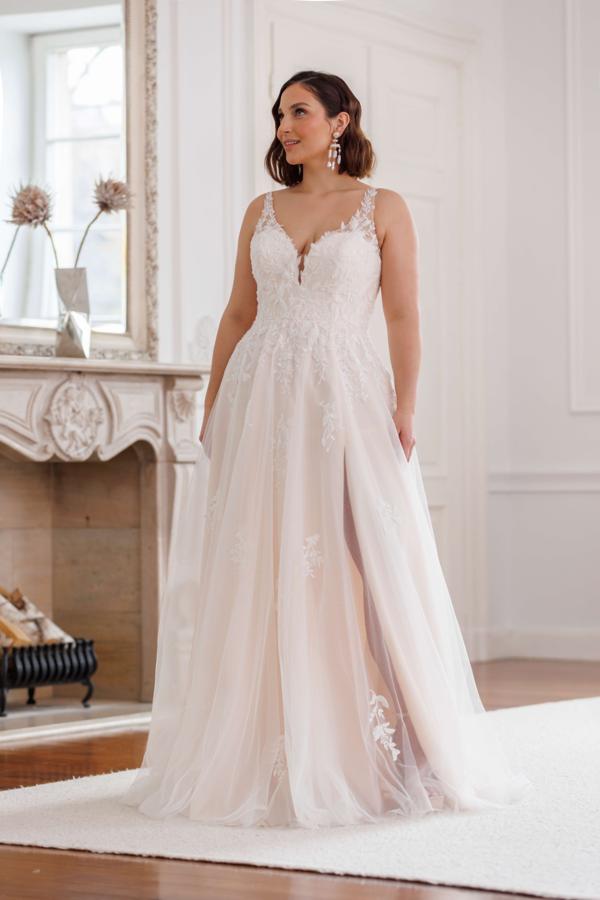 Brautkleid 2026 in großen Größen mit Spitzen-Corsage, feinen Trägern und fließendem Tüllrock von Bianca’s Brautmoden