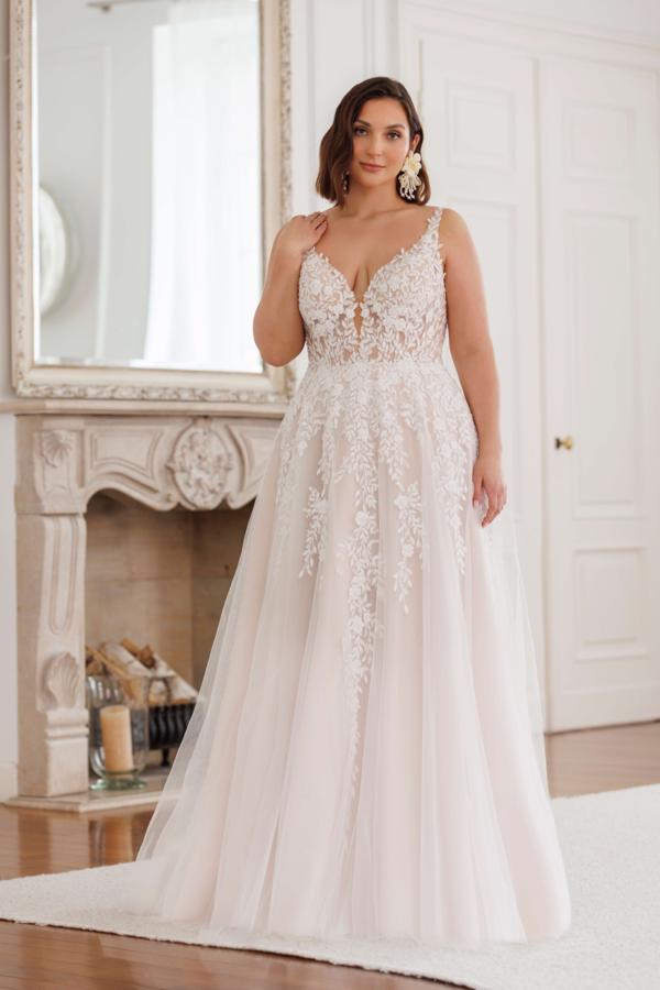 Brautkleid 2026 in großen Größen mit V-Ausschnitt, breiten Trägern und floraler Spitzen-Corsage von Bianca’s Brautmoden