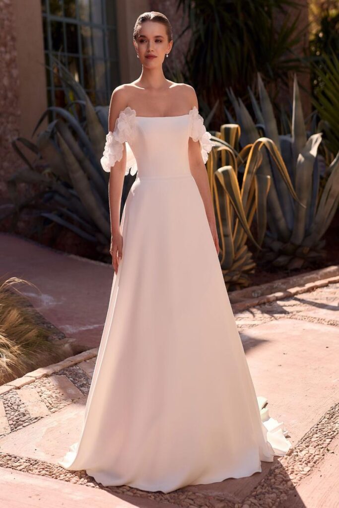 Bianco Evento Brautkleid 2026 Off-Shoulder mit Blütenärmeln – schlicht und romantisch.
