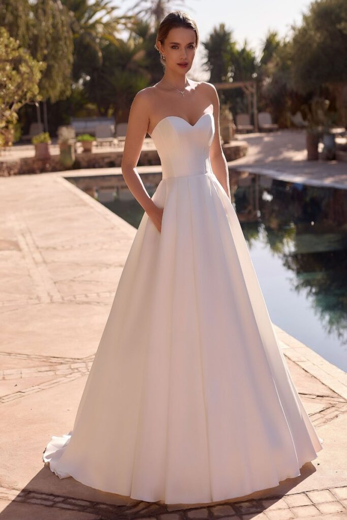 Bianco Evento Brautkleid 2026 in A-Linie mit herzförmigem Ausschnitt und Taschen – schlicht und elegant.