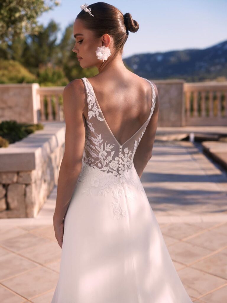 Brautkleid Ione mit einem raffinierten, transparenten Spitzen- Rückenausschnitt
