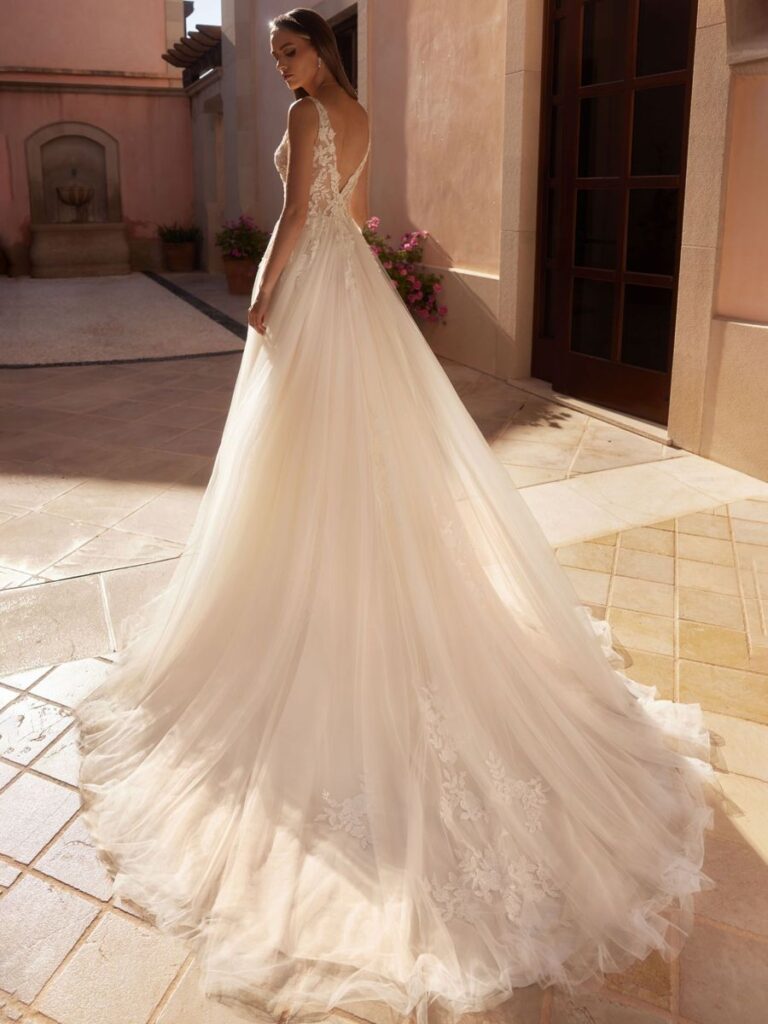 Romantisches Brautkleid Jasper von Bianco Evento mit langer Schleppe, bei Biancas Brautmoden in Bad Kreuznach