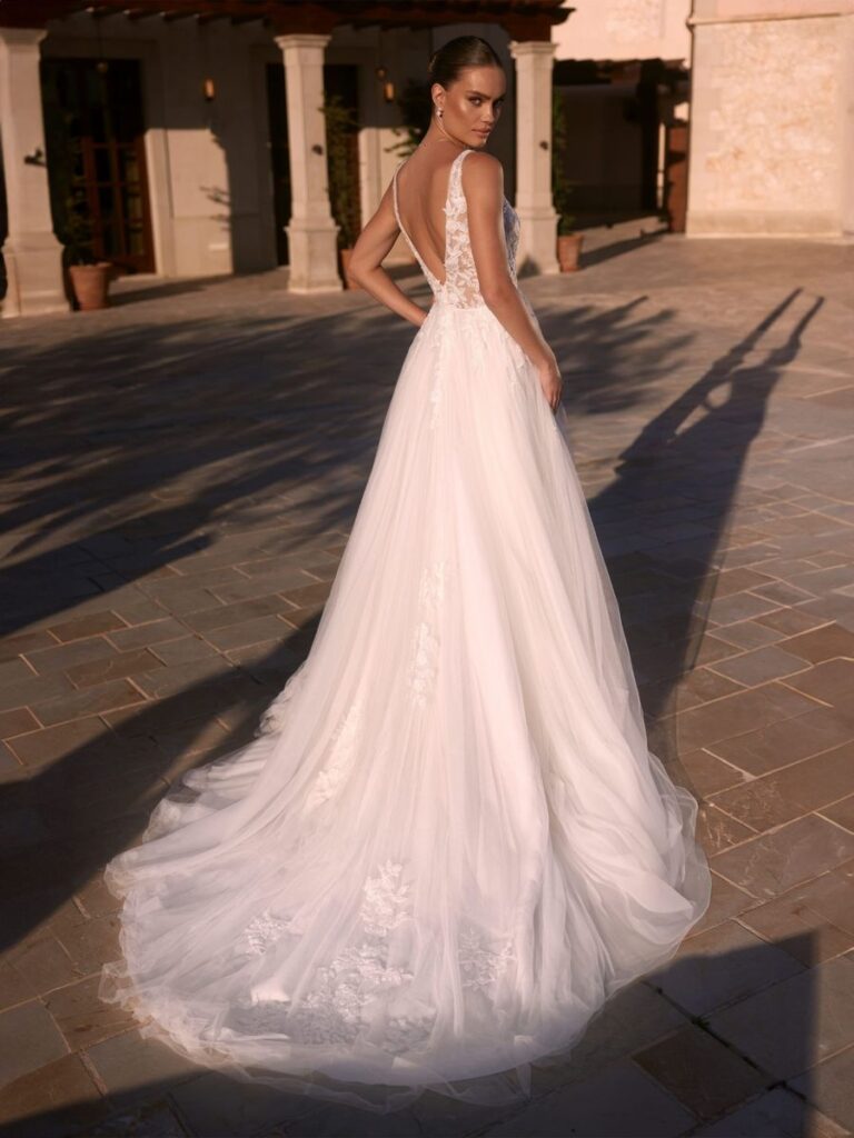 Roantisches Brautkleid Jasper mit tiefer Rückenansicht und langer Schleppe – Bianca’s Brautmoden.