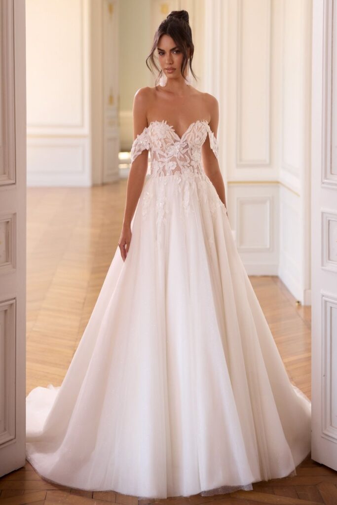 Bianco Evento 2026 Brautkleid mit Carmen-Ausschnitt, Spitze und Tüllrock – romantisches Hochzeitskleid.