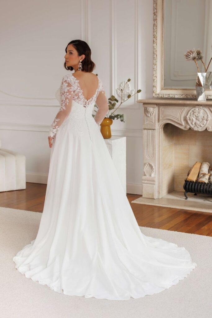 Schlichtes Brautkleid mit langen Ärmeln für Curvybräute