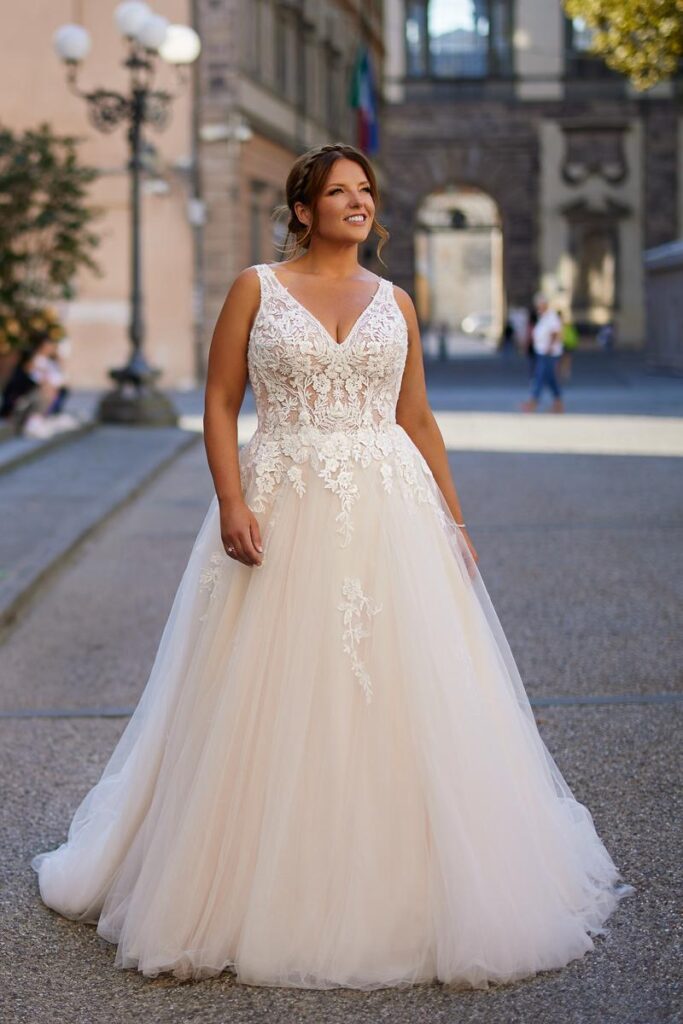Plus Size Brautkleid 2026 in A-Linie mit tiefem V-Ausschnitt und floraler Spitzen-Corsage von Bianca’s Brautmoden"
