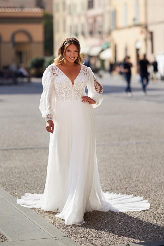 Schlichtes Curvybrautkleid mit raffinierten, langen Armen von Tres Chic 2026