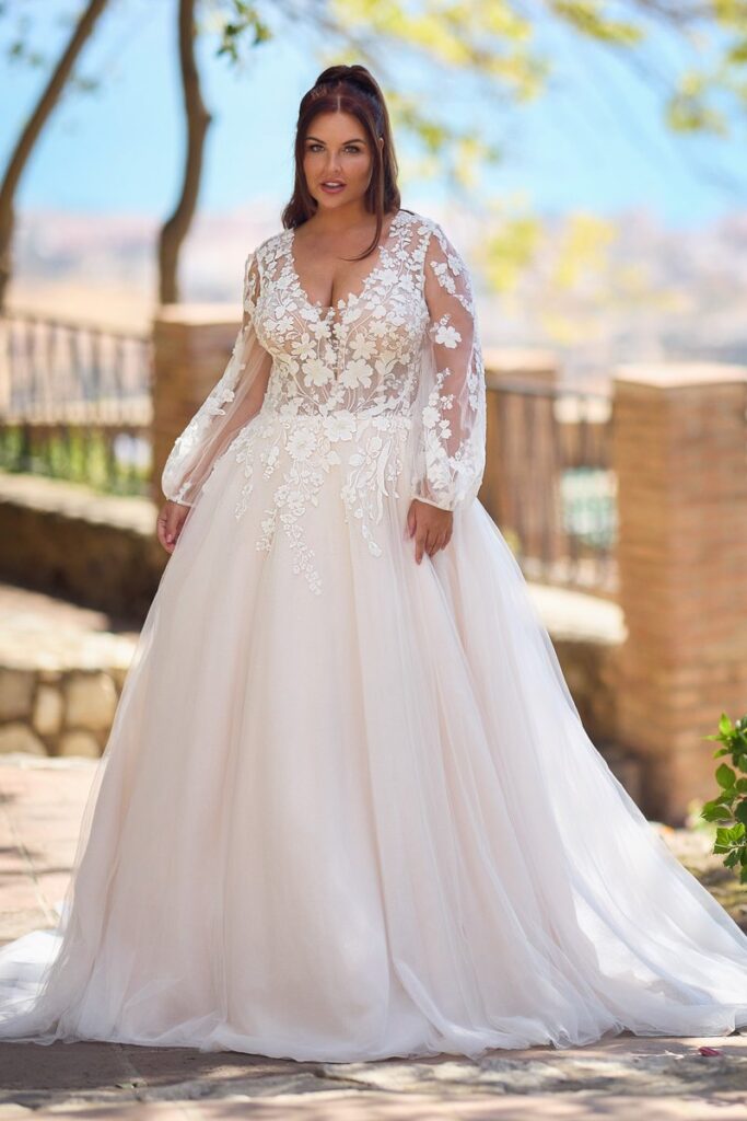 Curvybrautkleid aus Tüll und abnehmbaren, langen Spitzenärmeln.