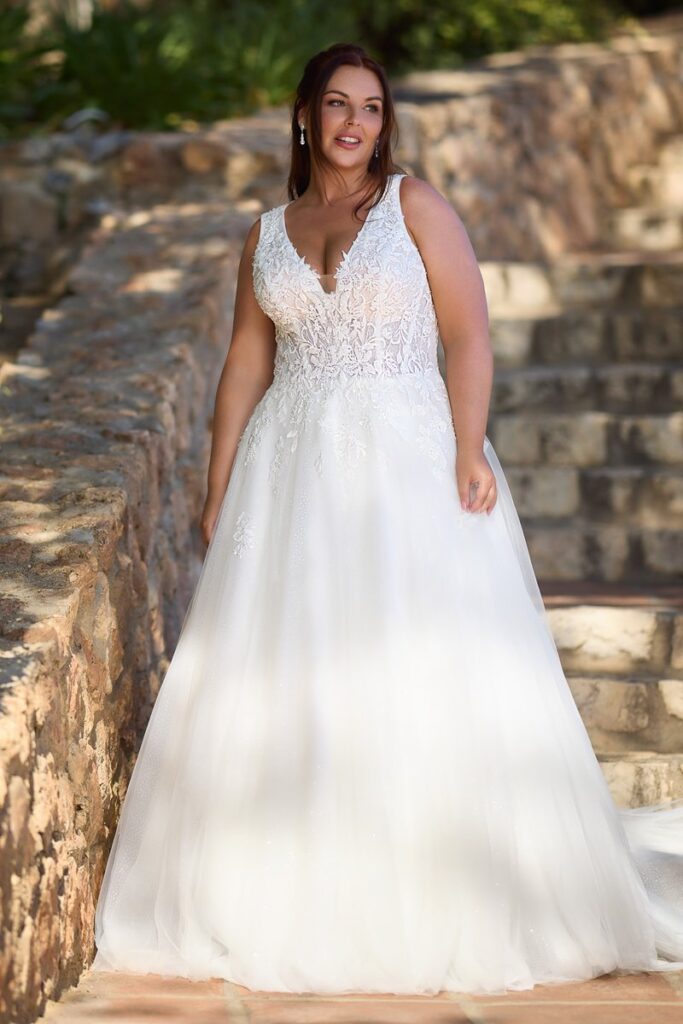 Curvybrautkleid von Tres Chic mit Trägern für 2026