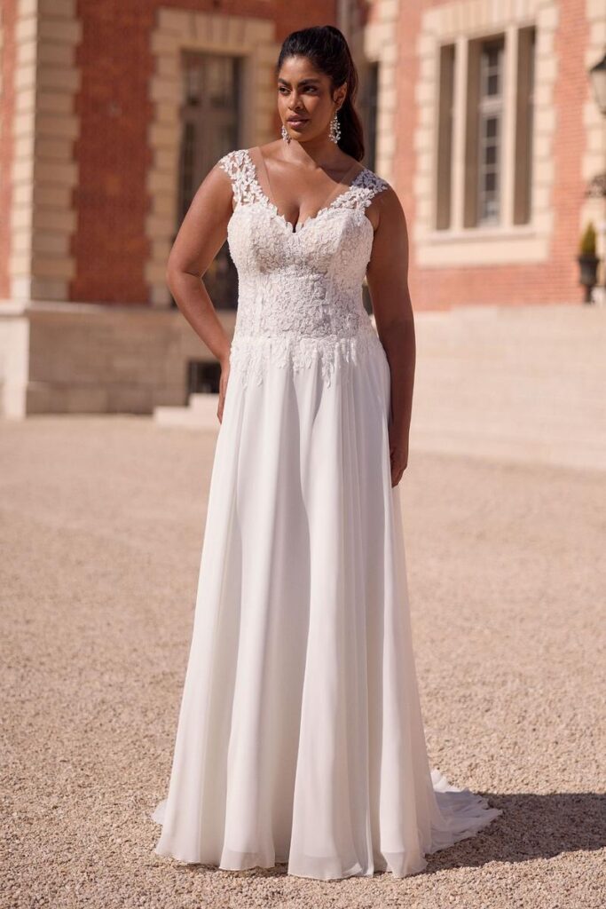 Brautkleid in großer Größe von Bianco Evento mit breiten Spitzenträgern.