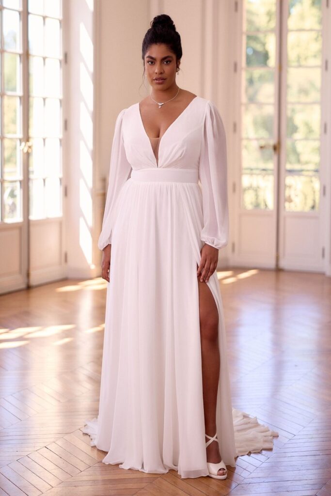 Bianco Evento 2026 Curvy Brautkleid mit langen Ärmeln, V-Ausschnitt und Schlitz – cleanes Hochzeitskleid in großen Größen.