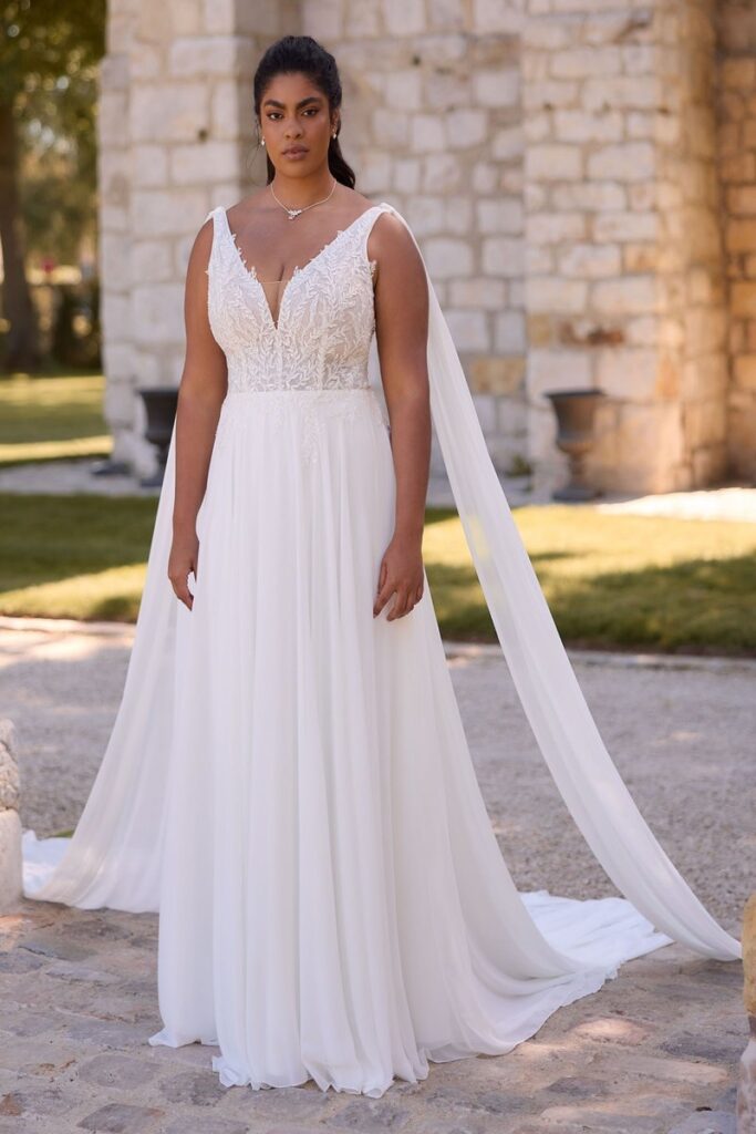 Schlichtes Brautkleid in großer Größe von Bianco Evento
