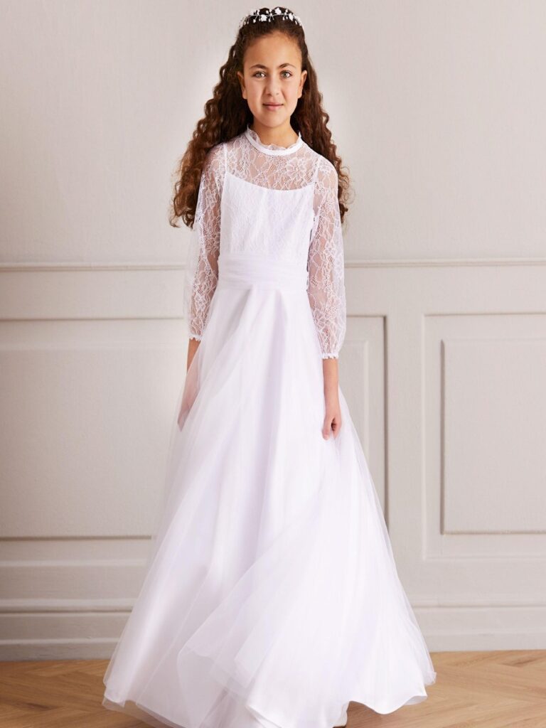 Kommunionkleid LILly lang mit Spitzenoberteil und Flügelärmeln – modernes Kommunionkleid 2026, erhältlich bei Bianca’s Brautmoden Bad Münster.