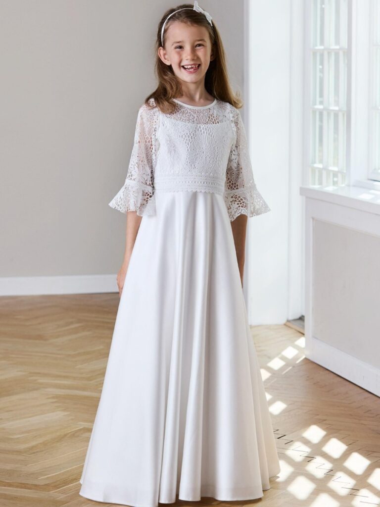 Kommunionkleid LILLY 08-1161-CR mit Häkelspitze und Trompetenärmeln – modernes, romantisches Kommunionkleid 2026, erhältlich bei Bianca’s Brautmoden Bad Münster.