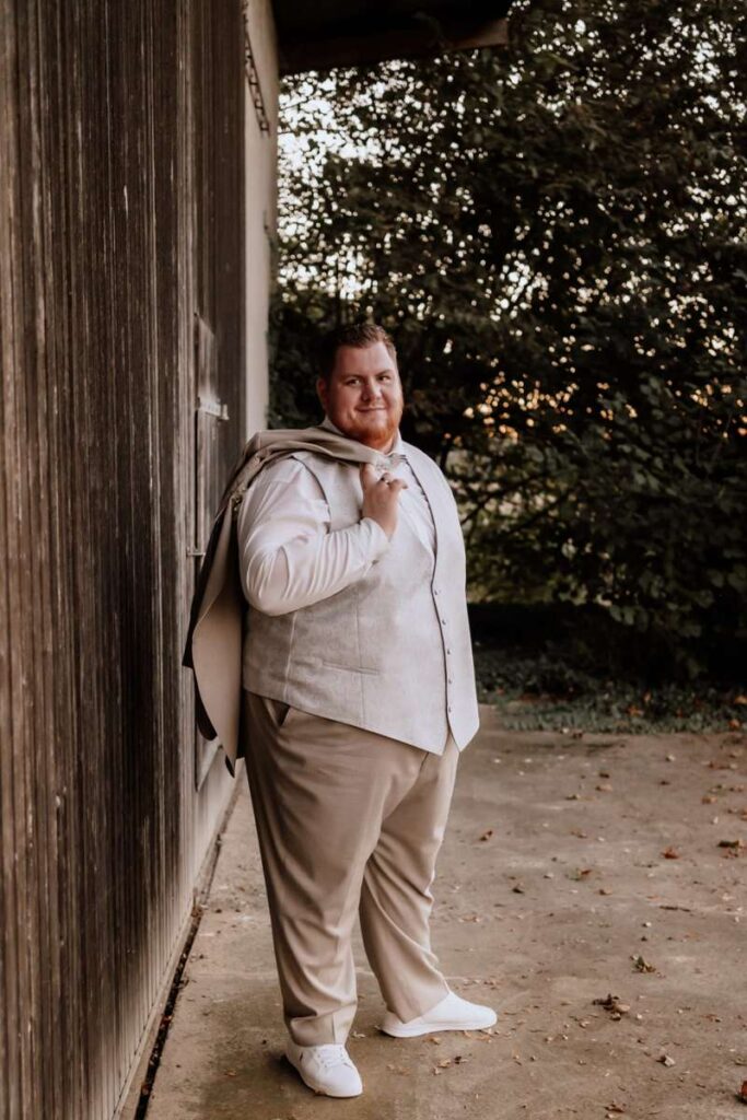 Bräutigam in großem Maßanzug in Beige mit Weste und Fliege – Bianca’s Brautmoden, Spezialist für Anzüge in Übergröße und Langgröße.