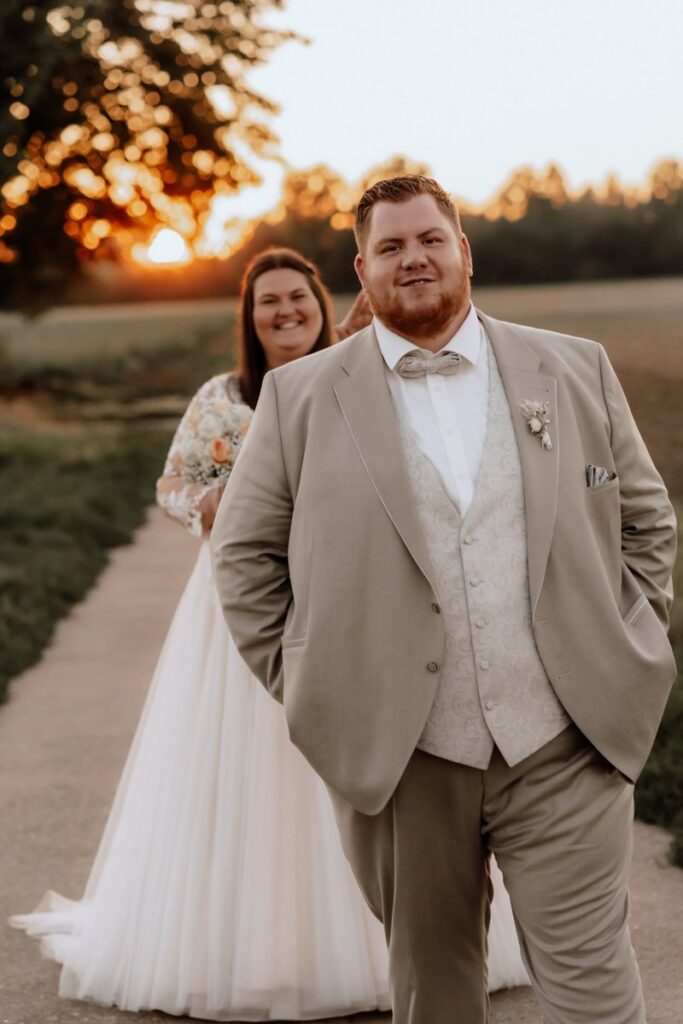 Curvy Braut mit Bräutigam in beigem Hochzeitsanzug – Bianca’s Brautmoden, Spezialist für Braut- und Bräutigammode in großen Größen.