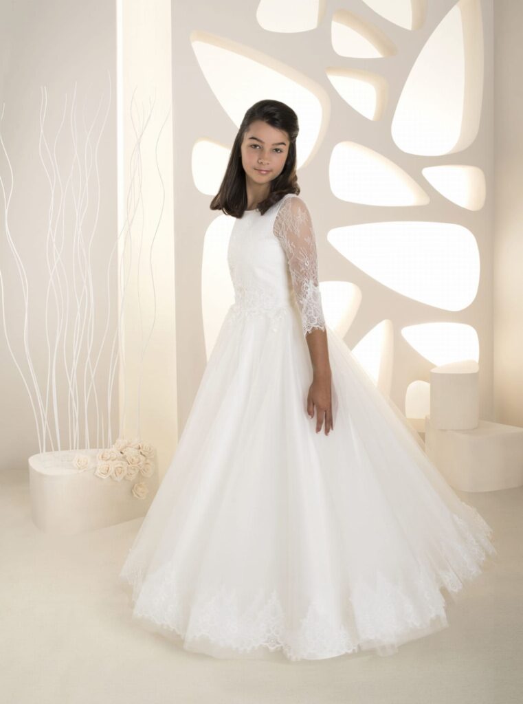 Kommunion 32 Kommunionkleid Bajabella K236 mit Spitzenoberteil und halblangen Ärmeln – klassisch-elegantes Kommunionkleid 2026, erhältlich bei Bianca’s Brautmoden Bad Münster.