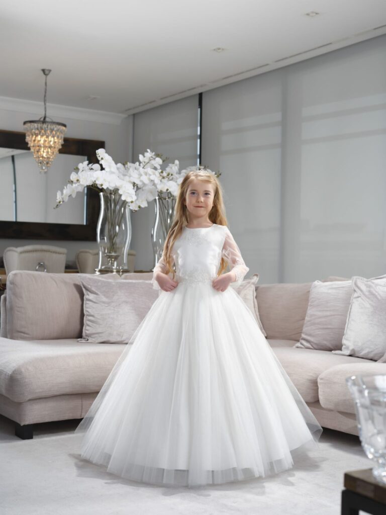 Kommunion 37 Kommunionkleid Bajabella K240 mit Spitze und Tüllrock – elegantes Kleid für Kommunion 2026, erhältlich bei Bianca’s Brautmoden Bad Münster.