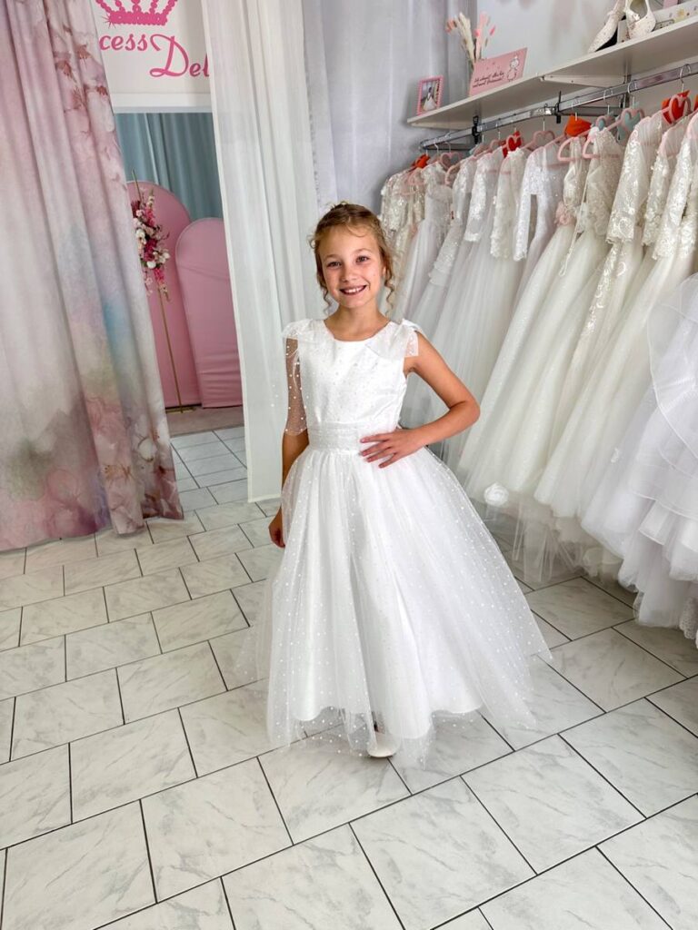 Kommunion 46 Kommunionkleid von Emmerling in Weiß mit Glitzertüll und Flügelärmeln – elegantes Kleid für die Kommunion 2026, erhältlich bei Bianca’s Brautmoden Bad Münster.