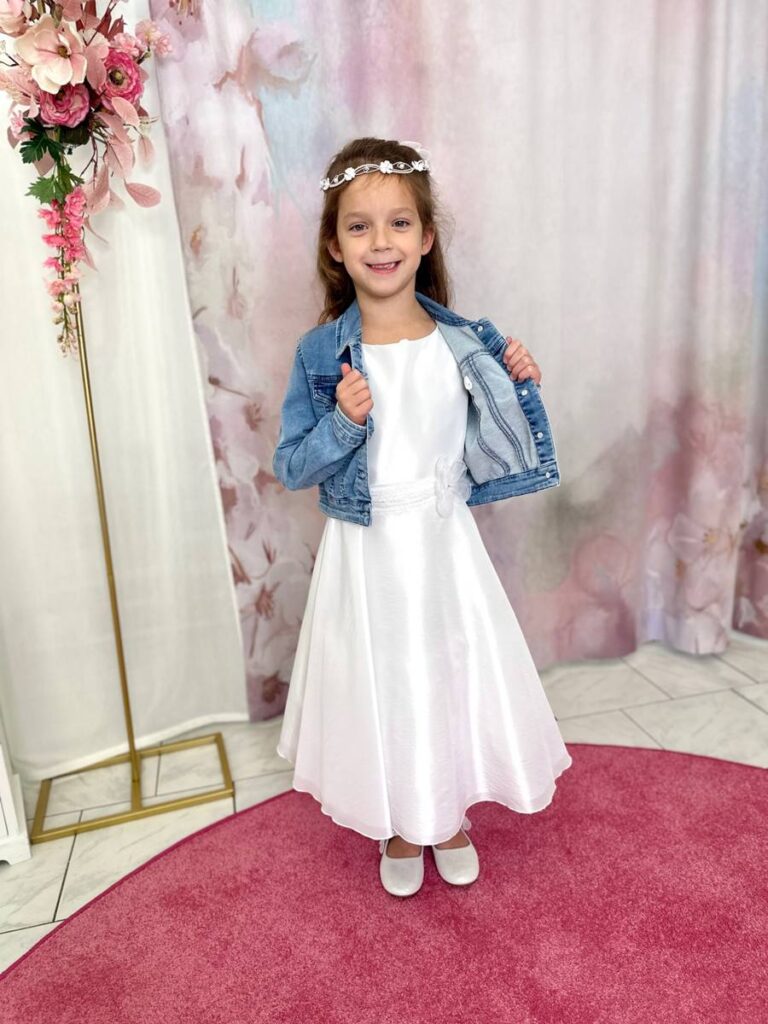 Kommunion 43 Kommunionkleid mit Jeansjacke – moderner Kommunionlook für Mädchen, stilvoll und kindgerecht, erhältlich bei Bianca’s Brautmoden Bad Münster.