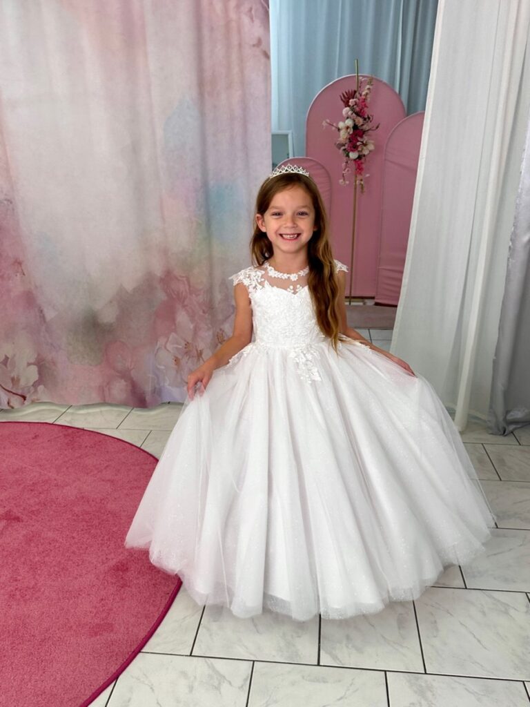 Kommunion 4 Kommunionkleid in Weiß mit Spitze und Glitzertüll aus eigener Anfertigung – elegantes Kleid für Kommunion 2026, erhältlich bei Bianca’s Brautmoden Bad Münster.