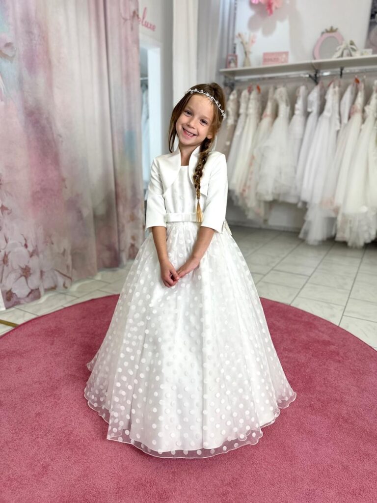 Kommunion 42 Kommunionkleid von Bajabella mit Punktetüll und Bolero – elegantes Kommunionkleid im italienischen Stil, erhältlich bei Bianca’s Brautmoden Bad Münster.