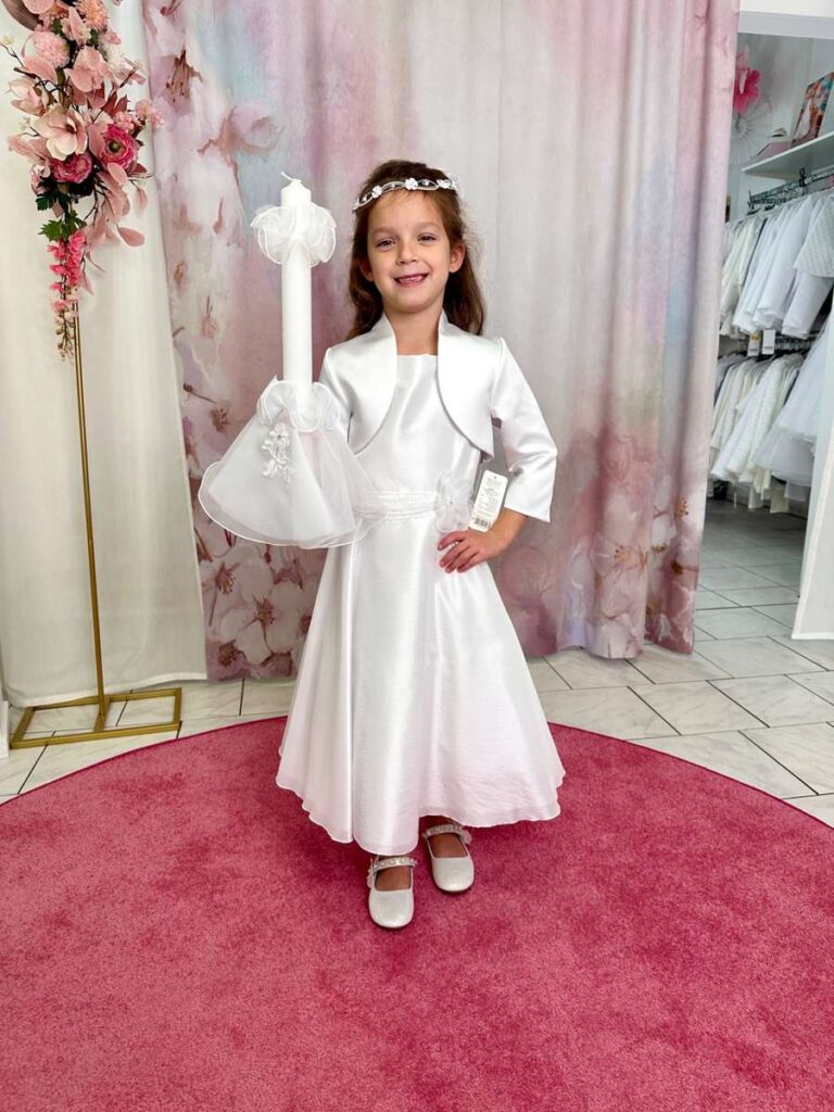 Kommunion 41 Kommunionkleid in Weiß mit Satin und Bolero – klassisches Kommunionoutfit mit Kerze und Haarkranz, erhältlich bei Bianca’s Brautmoden Bad Münster.