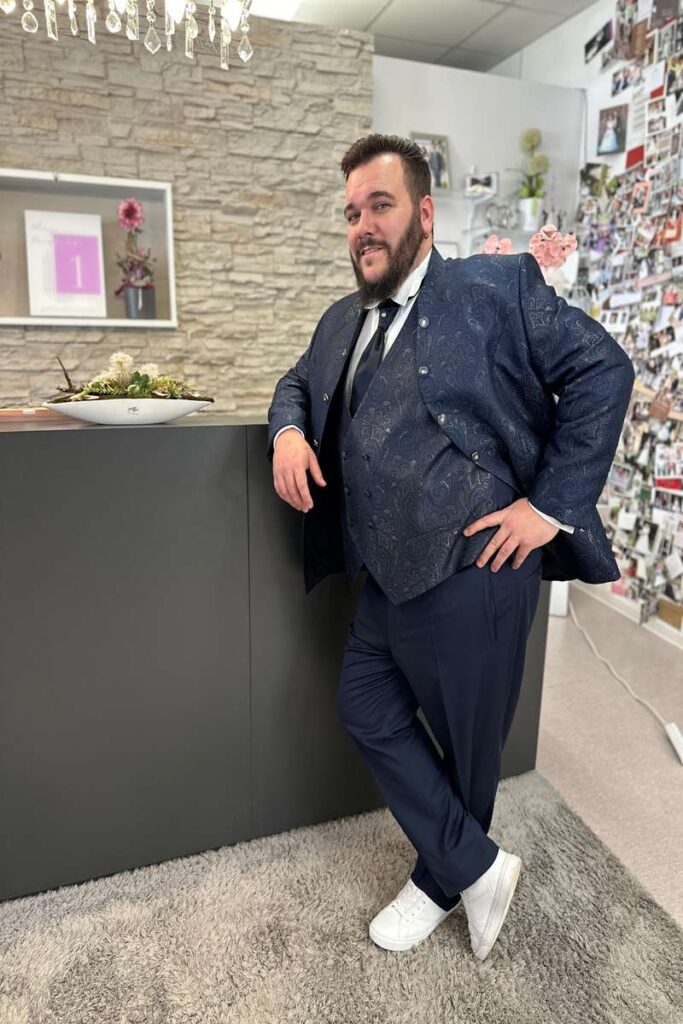 Anzug in großer Größe mit WEste für Mann zur Hochzeit oder andere Anläße.