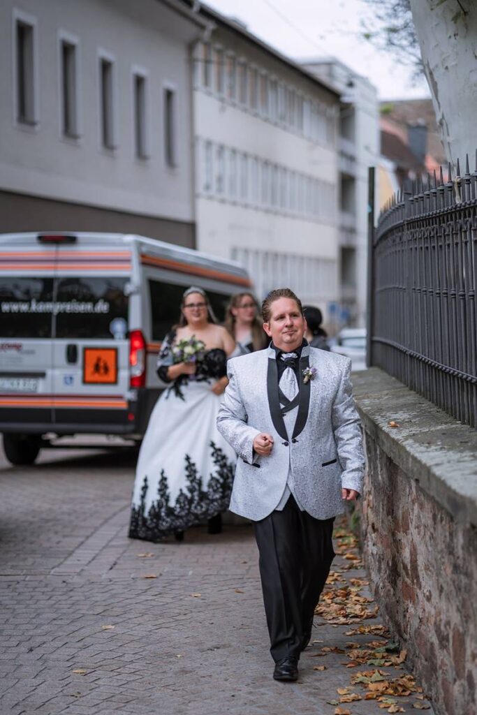 Brautpaar Plussize in schwarz weißer Hochzeitskleidung