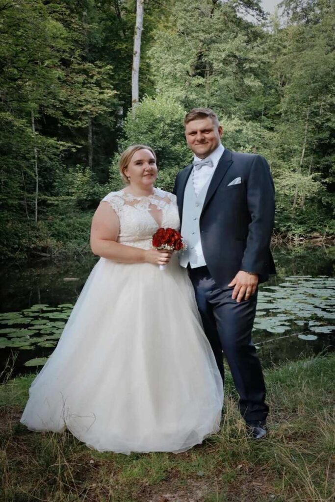 Braut und Bräutigam mit großer Größe an der Hochzeit.
