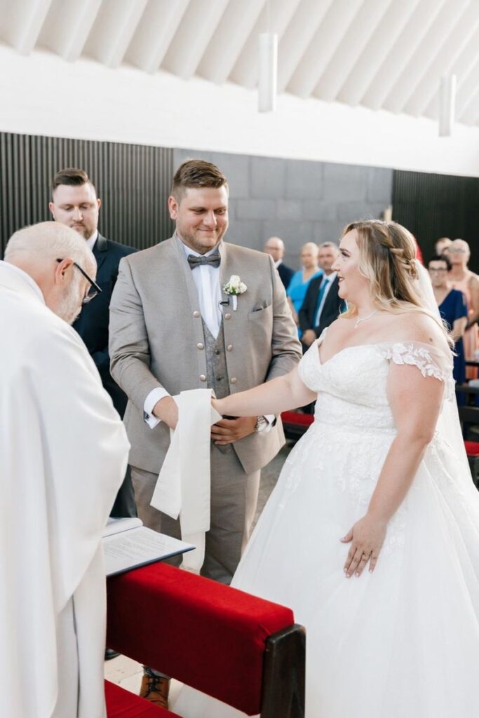 Brautpaar mit roßer Größe an ihrer Hochzeit.