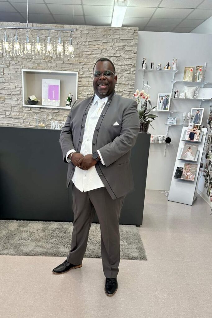 Mann im Anzug mit passender Weste in großer Größe von Tziacco.