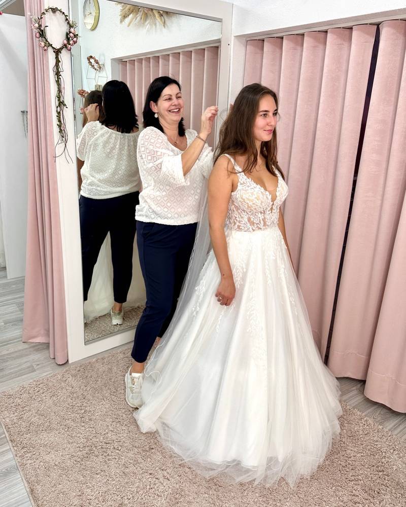 Stephie im Verkauf von Brautmode.