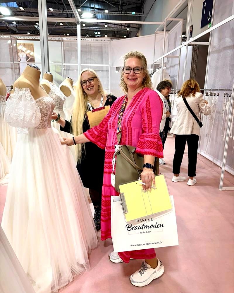 Nicole und Iris sind Mitarbeiterinnen von Biancas Brautmoden in Bad Kreuznach.