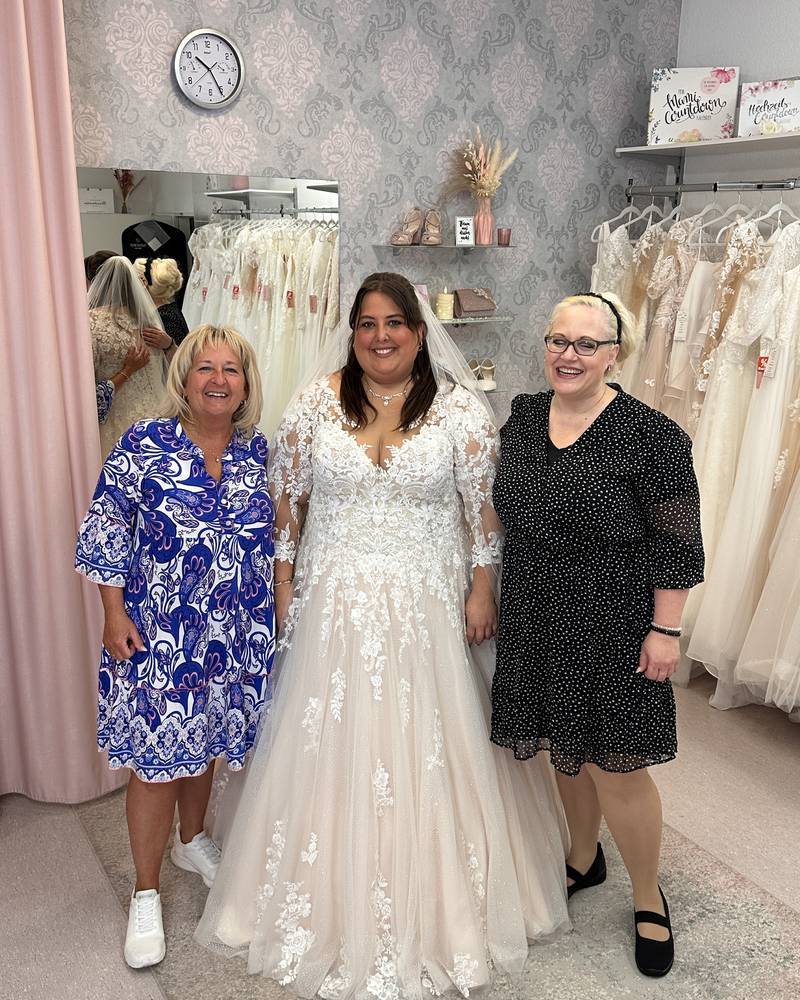 Bianca und Iris mit einer strahlenden Curvybraut.