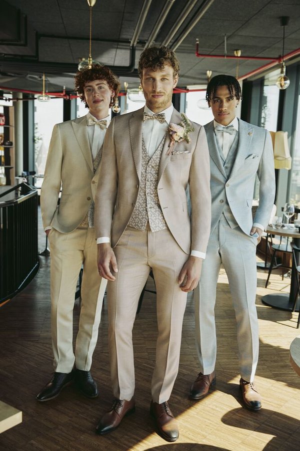 Herren 1 Moderne Hochzeitsanzüge in Beige, Taupe und Hellblau – Anzugberatung bei Bianca’s Brautmoden in Bad Kreuznach
