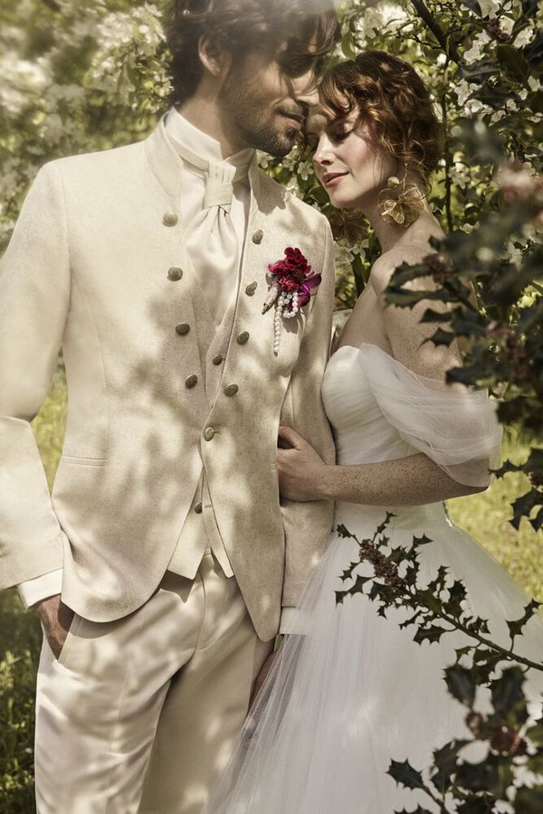 Herren 17 Royaler Hochzeitsanzug in Creme mit Stehkragen – exklusiv bei Bianca’s Brautmoden in Bad Kreuznach