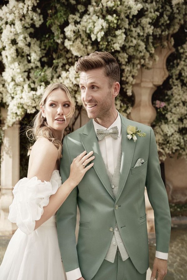 Herren 12 Grüner Hochzeitsanzug in Salbeigrün für den Bräutigam – persönliche Anzugberatung bei Bianca’s Brautmoden in Bad Kreuznach