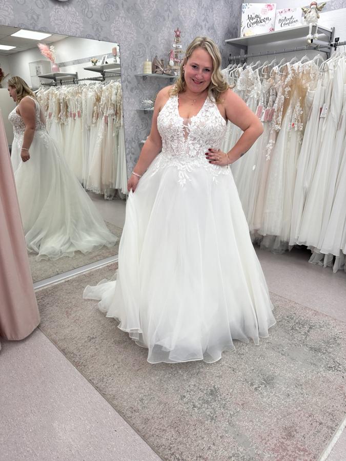 Curvybrautkleid ohne Ärmel mit breiten Trägern
