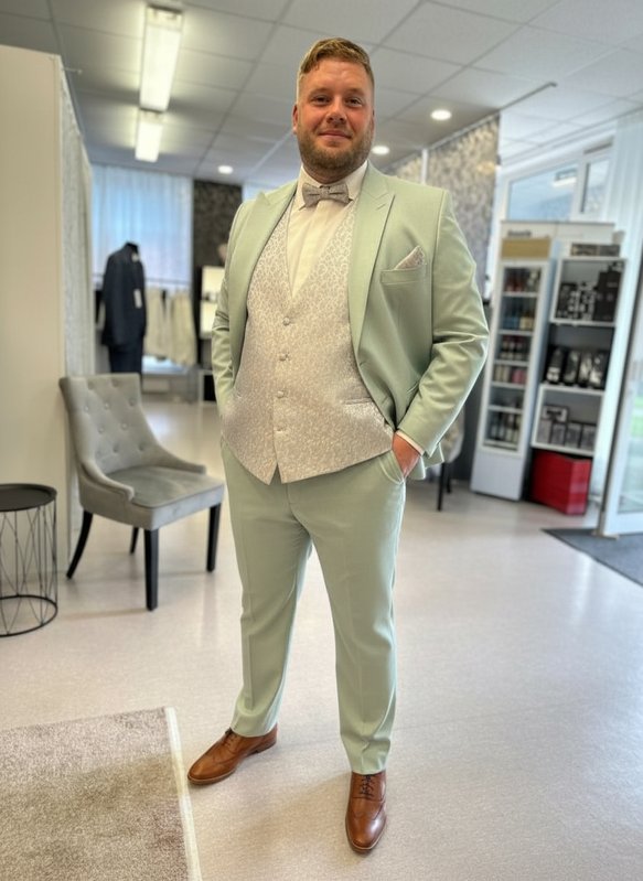 Grüner Anzug in einem hellen Salbeiton für Männer in großer Größe