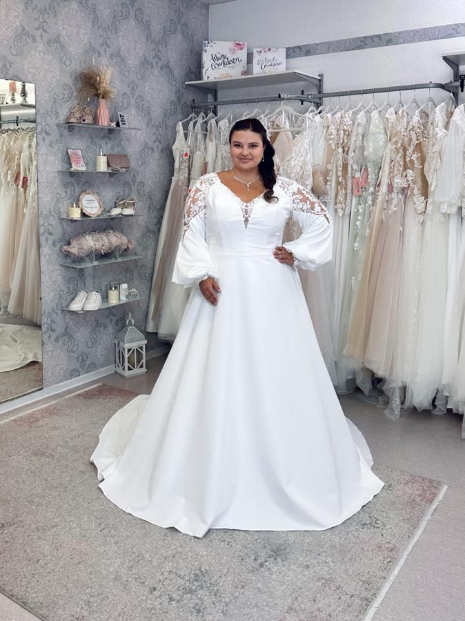 Curvybrautkleid mit langen Ärmeln in edelem Satin.