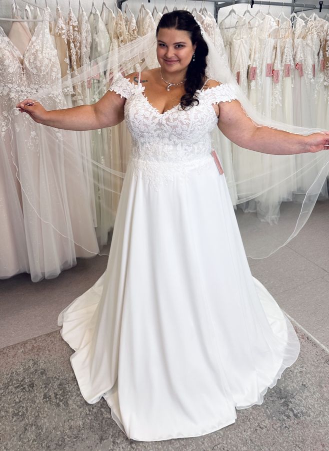 Curvy Brautkleid A-Linie mit Spitze und schulterfreiem Ausschnitt in großen Größen