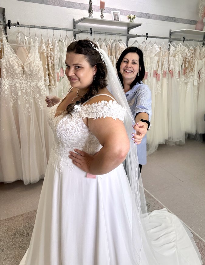 Curvybraut bei Beratung bei Biancas Brautmoden